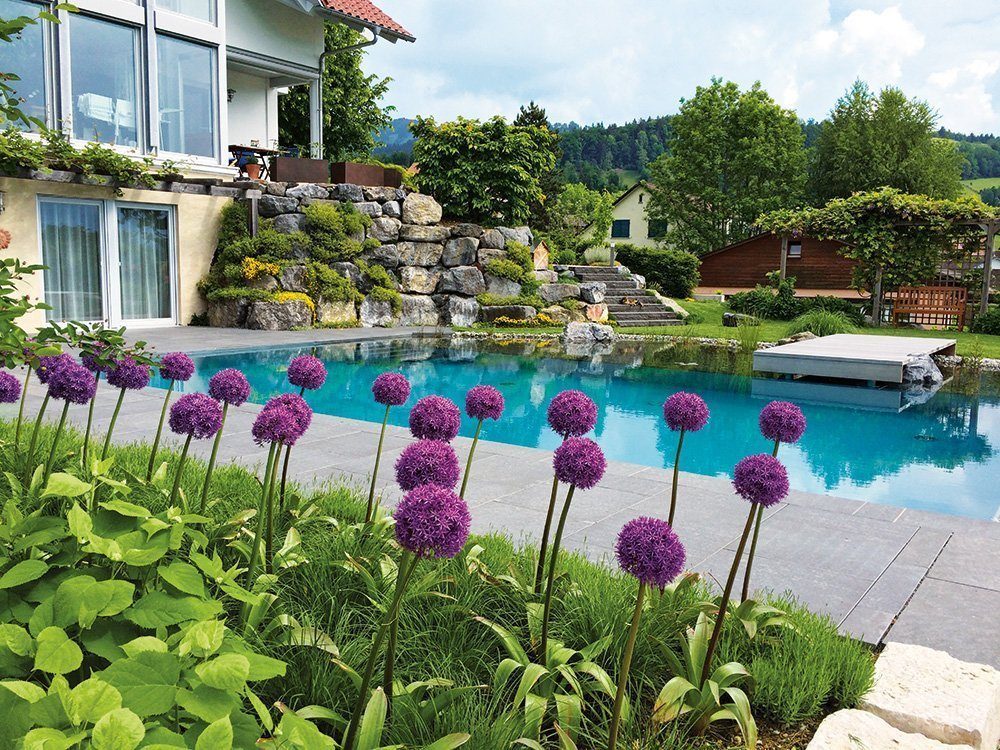 Haus mit Pool und Garten.