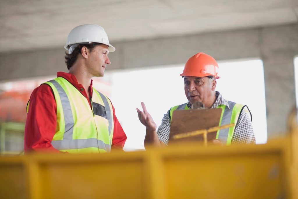 Gespräch zwischen zwei Männern auf der Baustelle