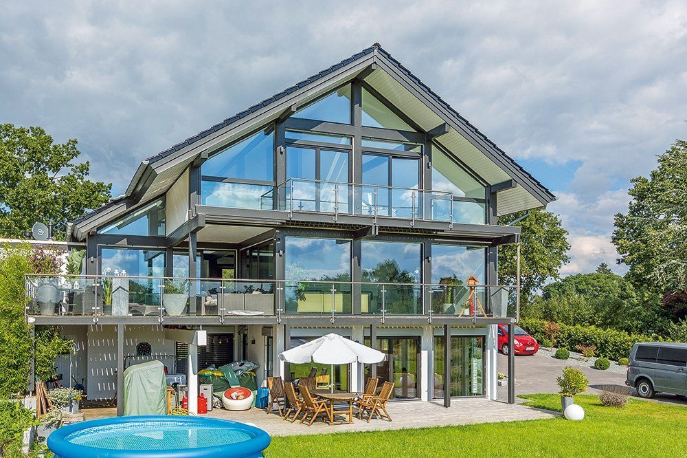 Skeletthaus mit aufgestänedertem Terrassendeck.