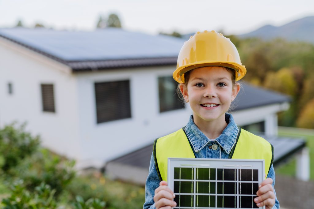 Mädchen mit Solarmodul in den Händen