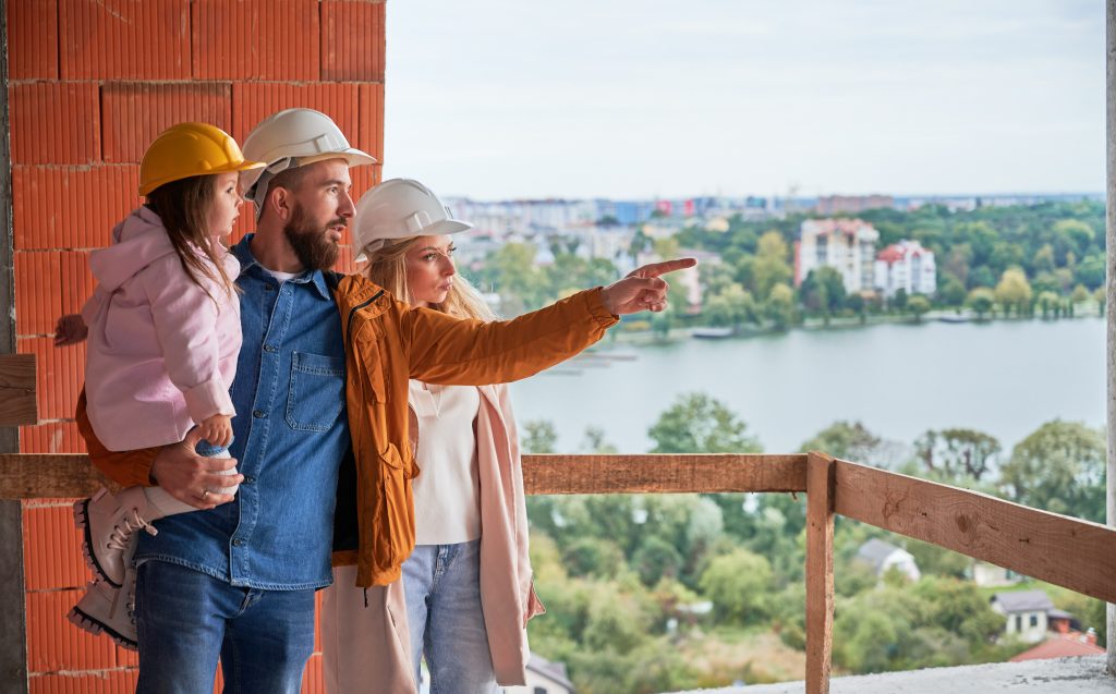 Eltern mit Kind auf der Baustelle