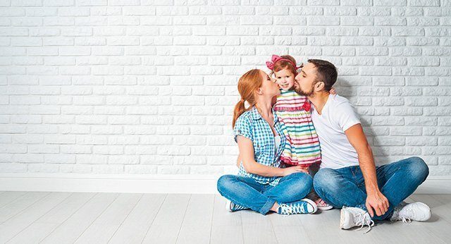 Massiv & schlüsselfertig - Ein junges Mädchen sitzt auf einer Bank - Stockfotografie