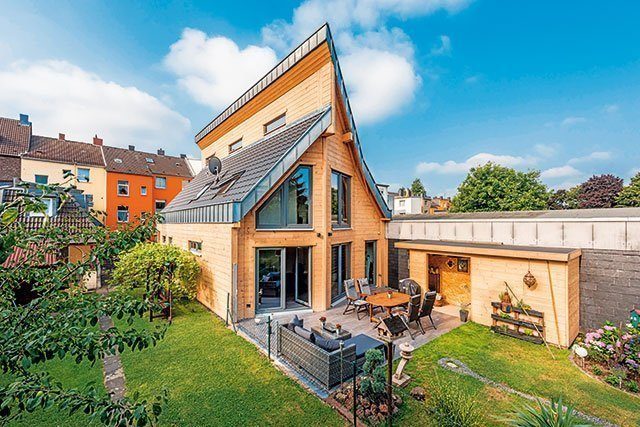 Mehr Sonne fürs Massivhaus - Ein großes Backsteingebäude mit Gras vor einem Haus - Manarola