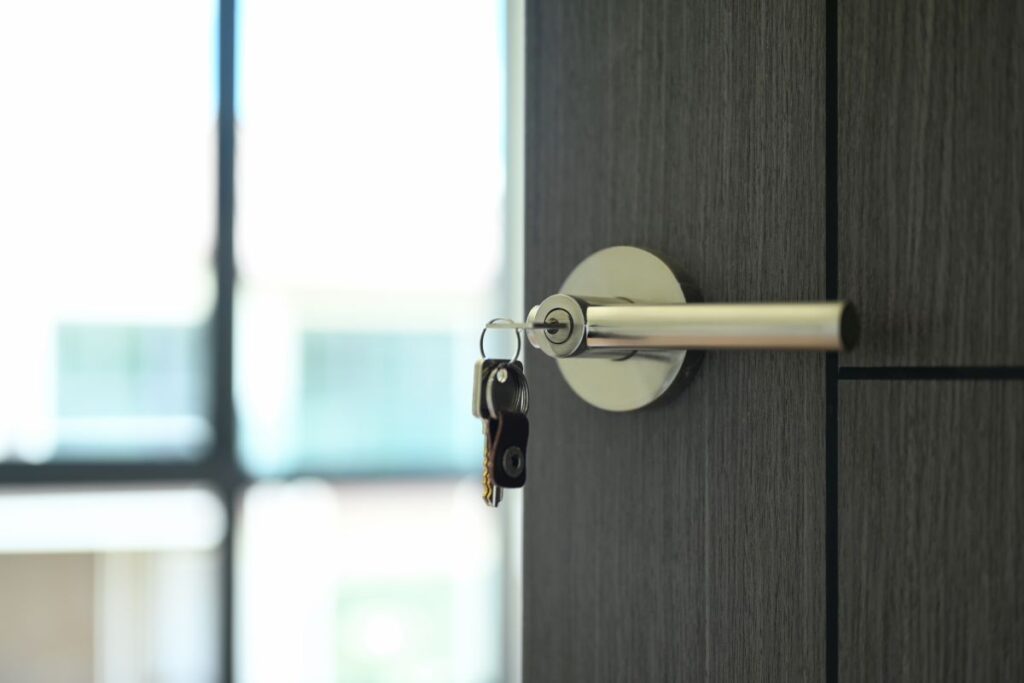Öffne die Tür zum neuen Zuhause mit Schlüsseln.