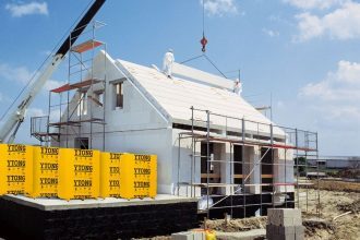 eigenleistung beim Hausbau_Rohbau mit gelben Paletten