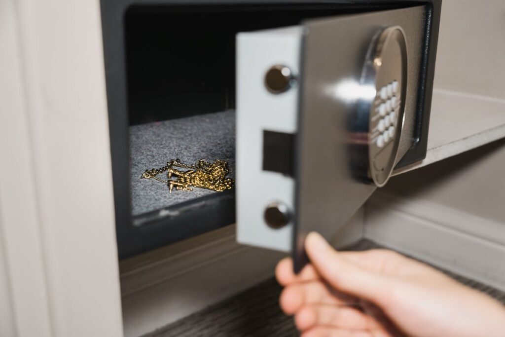 Mehr Sicherheit und Schutz in Haus und Wohnung mit einem individuellen Tresor Hausbau Helden Tresor für die Wohnung