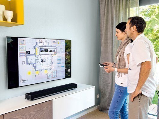 Auch am heimischen Fernseher lässt sich ein Überblick über die Situation im Haus gewinnen: Wo ist das Licht an, welche Raffstore sind geöffnet oder geschlossen? Foto: Weberhaus