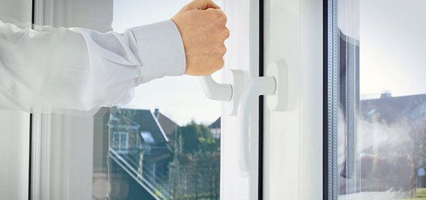 Beim „activ Pilot Comfort “ erlaubt es der Fensterbeschlag, Fenster nicht nur zu kippen, sondern auch parallel zum Rahmen zu positionieren: Der Flügel öffnet sich um einen umlaufenden Spalt von bis zu sechs Millimetern und das Fenster behält laut Hersteller seine einbruchhemmenden Eigenschaften bis RC2 bei. (Winkhaus)