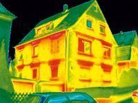 Die Wärmebild­aufnahme macht’s deutlich: Fenster und schlecht gedämmte Rollladenkästen sind die hauptsächlichen Energieverschwender dieses Hauses. Durch zu undichte Fenster können bis zu 40 Prozent der Hauswärme verloren gehen. Flir-Systems/Gayko