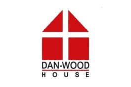 Das Symbol des Hausherstellers Dan-Wood House, ein rotes Satteldachhaus mit weißem Kreuz, das die dänische Flagge symbolisiert.