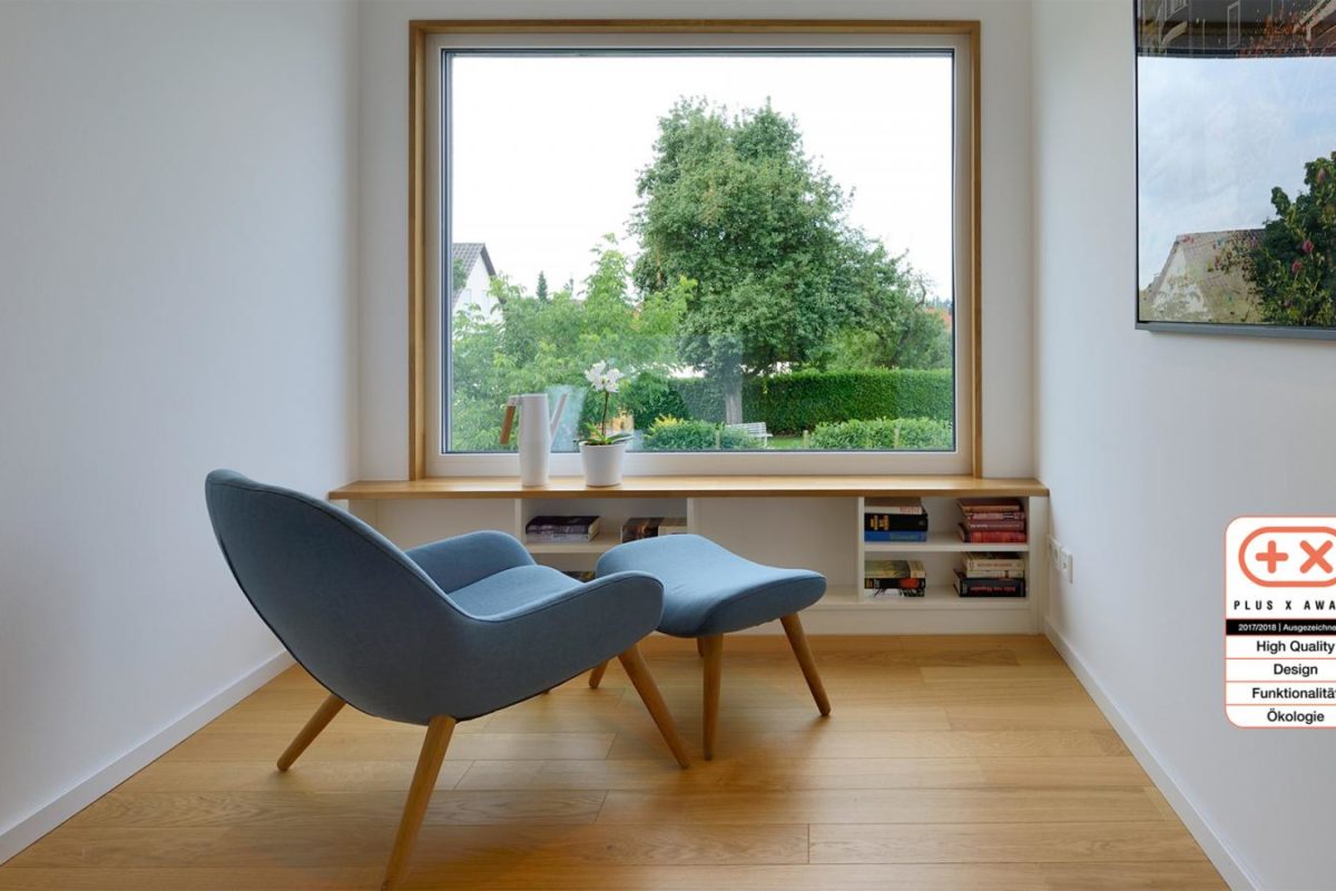 Musterhaus Life - Ein Stuhl sitzt vor einem Fenster - Design