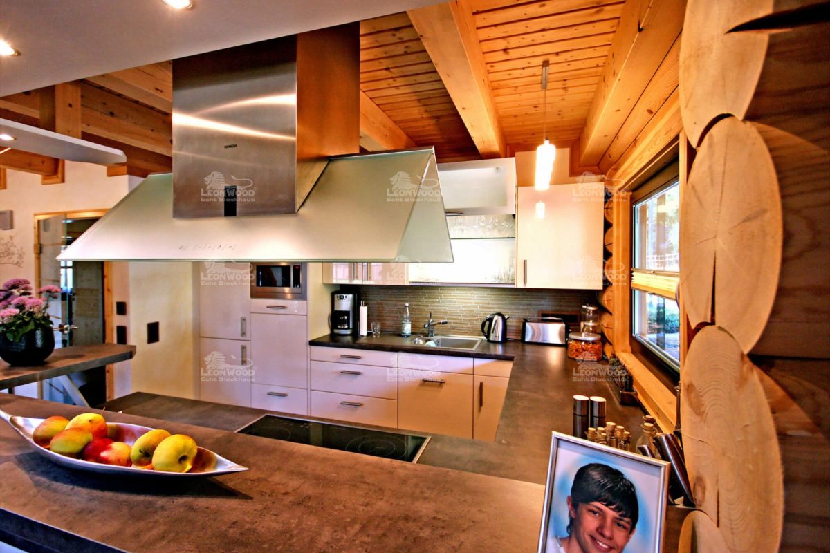Haus Alaska - Eine Küche mit einem Esstisch - Holzhaus