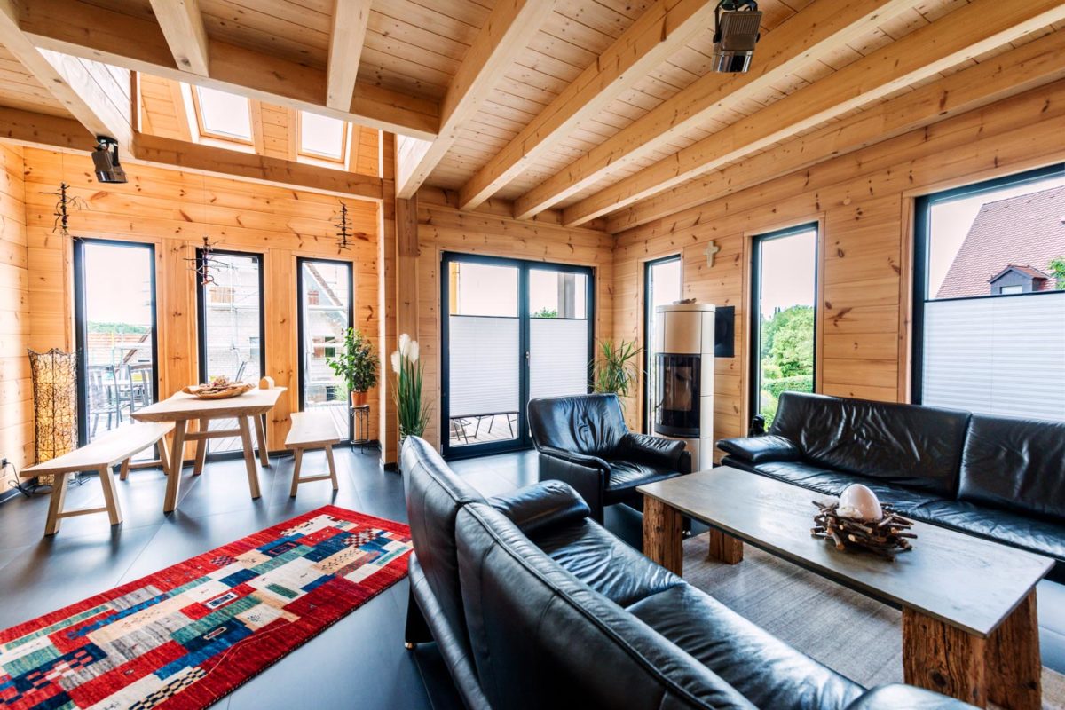 Haus auf der Röth - Ein Wohnzimmer mit Möbeln und einem großen Fenster - Fullwood Wohnblockhaus