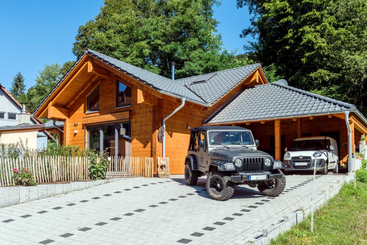 Haus Elzruhe - Ein Auto vor einem Haus geparkt - Holzhaus