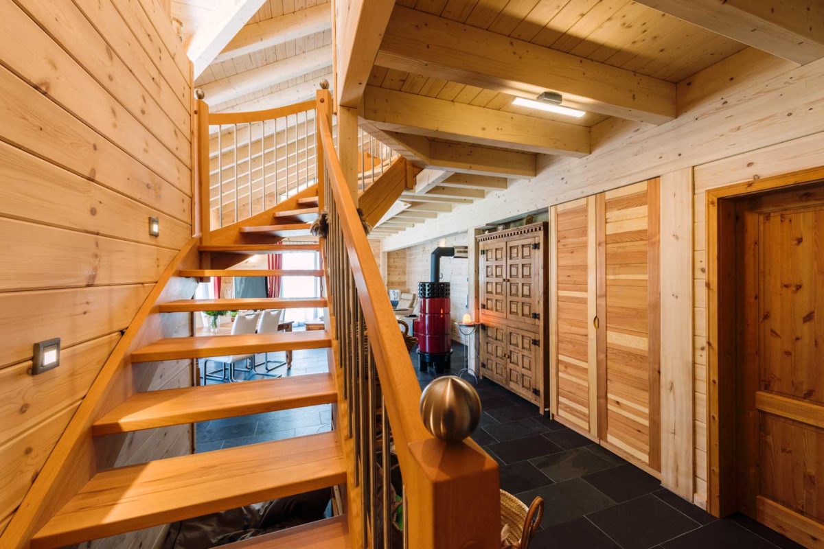 Haus Elzruhe - Eine Holzbank, die mitten in einem Raum sitzt - Holzhaus