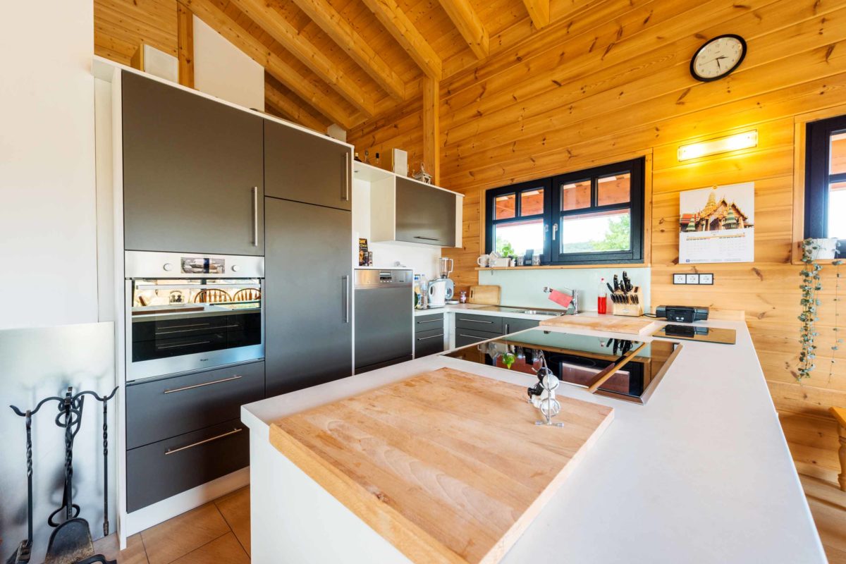 Haus Unterfranken - Eine moderne Küche mit Edelstahlgeräten - Fullwood Wohnblockhaus