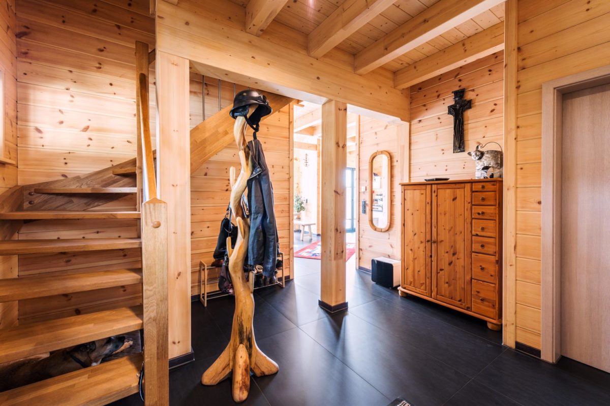 Haus auf der Röth - Eine Holztür in einem Raum - Fullwood Wohnblockhaus