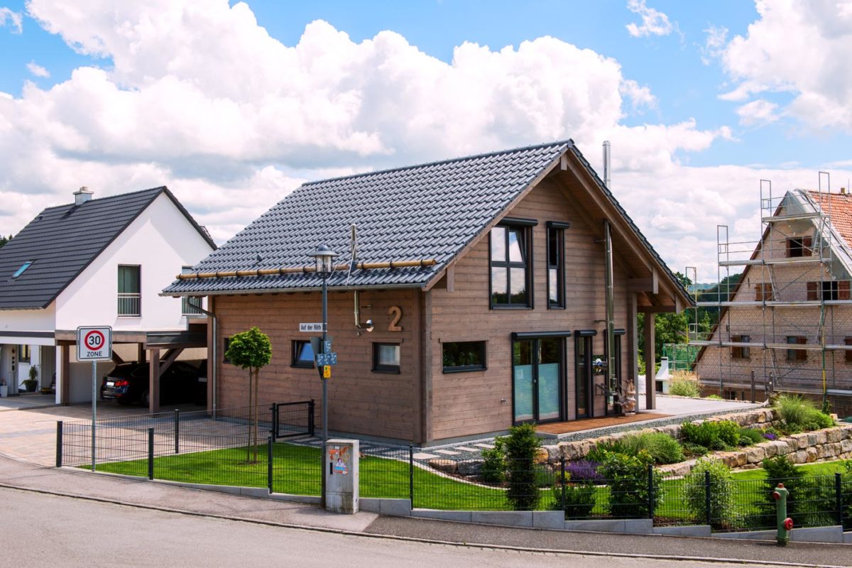 Haus auf der Röth - Ein kleines Haus vor einem Backsteingebäude - Haus