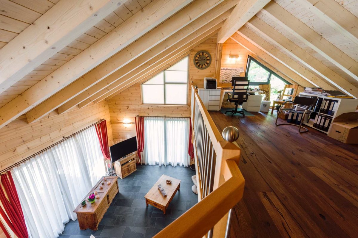 Haus Elzruhe - Ein Raum mit einem Holztisch - Holzhaus