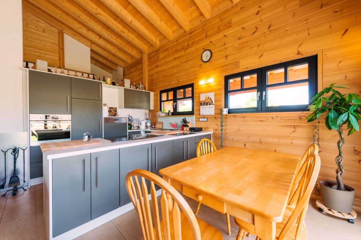 Haus Unterfranken - Eine Küche mit einem Esstisch - Fullwood Wohnblockhaus