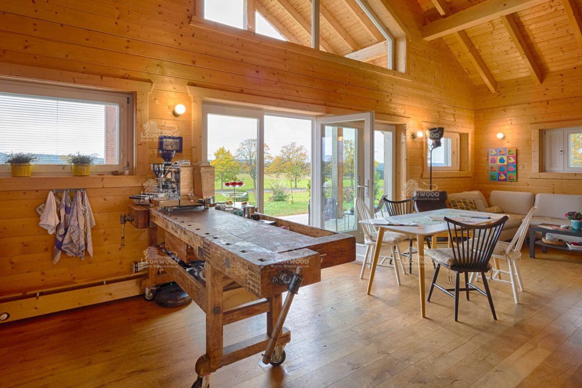 Blockhaus Espoo - Ein Wohnzimmer mit Möbeln auf einem Holztisch - Gartenhaus