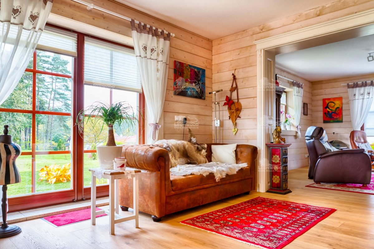 Haus Canada - Ein Wohnzimmer mit Möbeln und einem Kamin - Fensterabdeckung