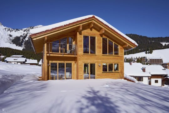 Ammergau - Ein Haus mit Schnee bedeckt - Fassade