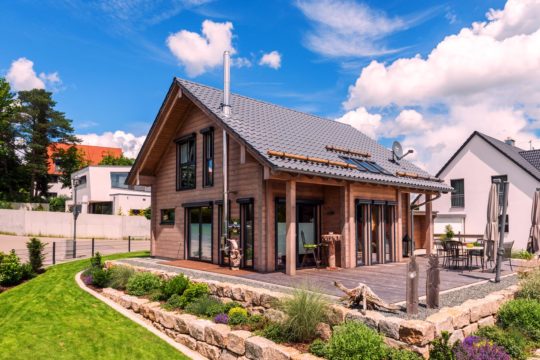 Haus auf der Röth - Ein großes Backsteingebäude mit Gras vor einem Haus - Holzhaus