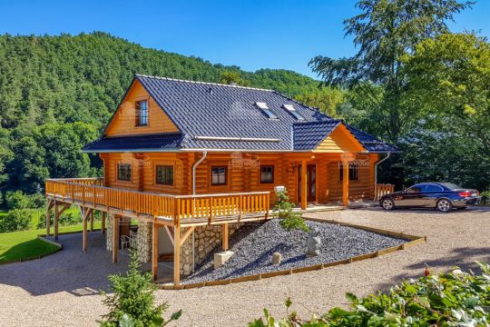 Haus Canada - Ein Haus mit Bäumen im Hintergrund - Holzhaus