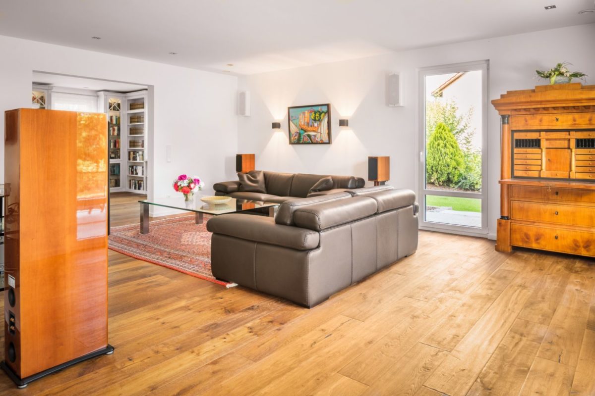 Haus Wiesentheid - Ein Wohnzimmer mit Möbeln und einem Flachbildfernseher - Interior Design Services