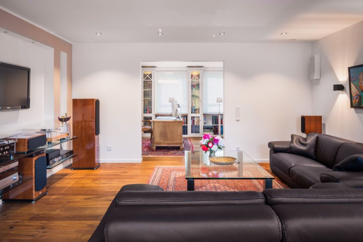 Haus Wiesentheid - Ein Wohnzimmer mit Möbeln und einem Flachbildfernseher - Interior Design Services
