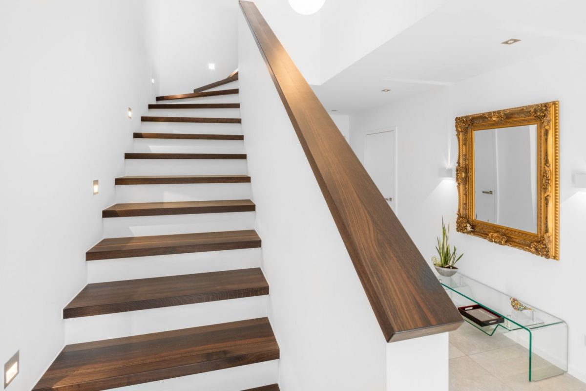 Haus Wiesentheid - Eine Holzbank, die mitten in einem Raum sitzt - Interior Design Services