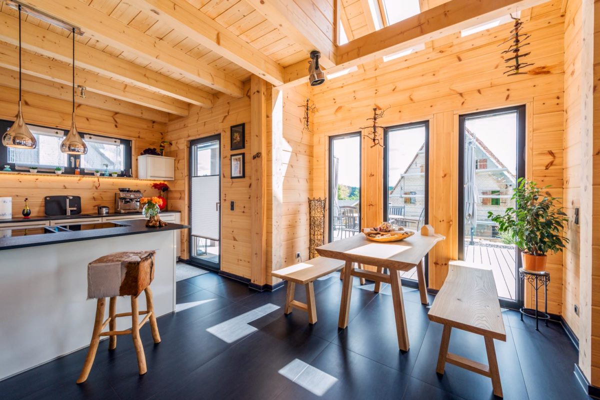 Haus auf der Röth - Ein Wohnzimmer mit Möbeln und einem Kamin - Fullwood Wohnblockhaus