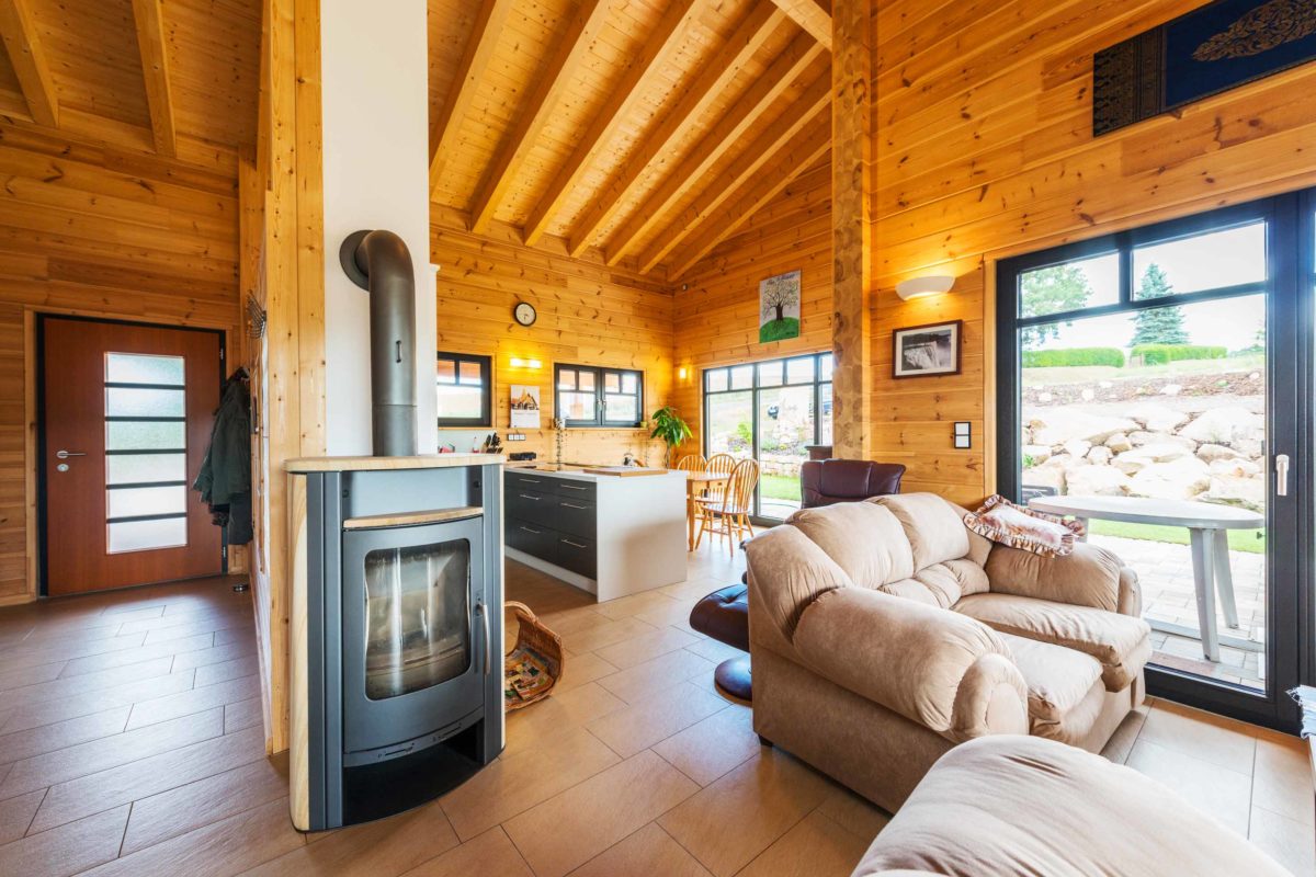 Haus Unterfranken - Ein Wohnzimmer mit Möbeln und einem großen Fenster - Holzhaus