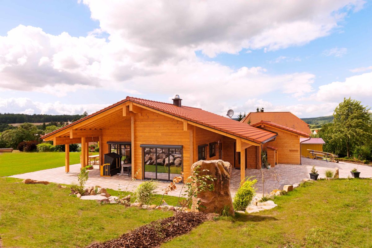 Haus Unterfranken - Ein kleines haus in einem garten - Holzhaus