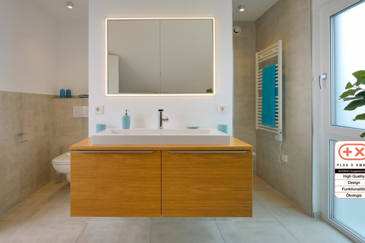 Musterhaus Life - Eine küche mit waschbecken und spiegel - Bad