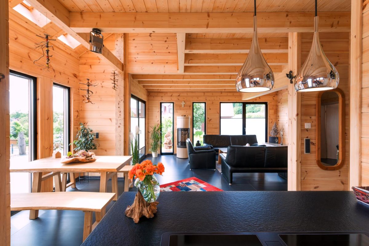 Haus auf der Röth - Ein Raum voller Möbel und Blumenvasen auf einem Tisch - Fullwood Wohnblockhaus