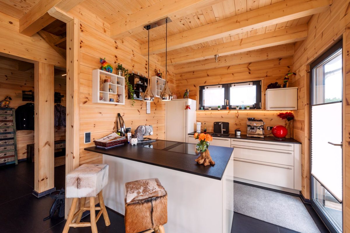 Haus auf der Röth - Eine Küche mit einem Tisch in einem Raum - Holzhaus