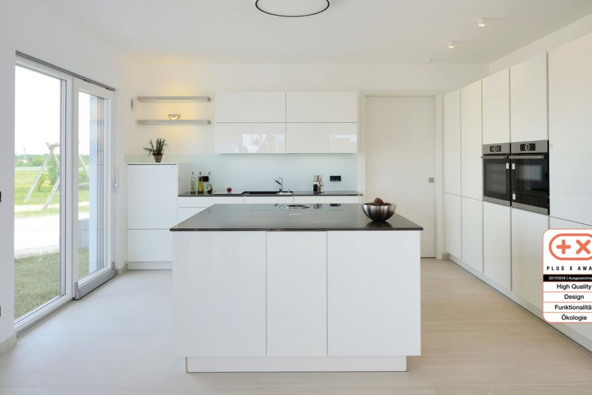 Musterhaus Bungalow Vita - Ein großer weißer Kühlschrank in einer Küche - Haus