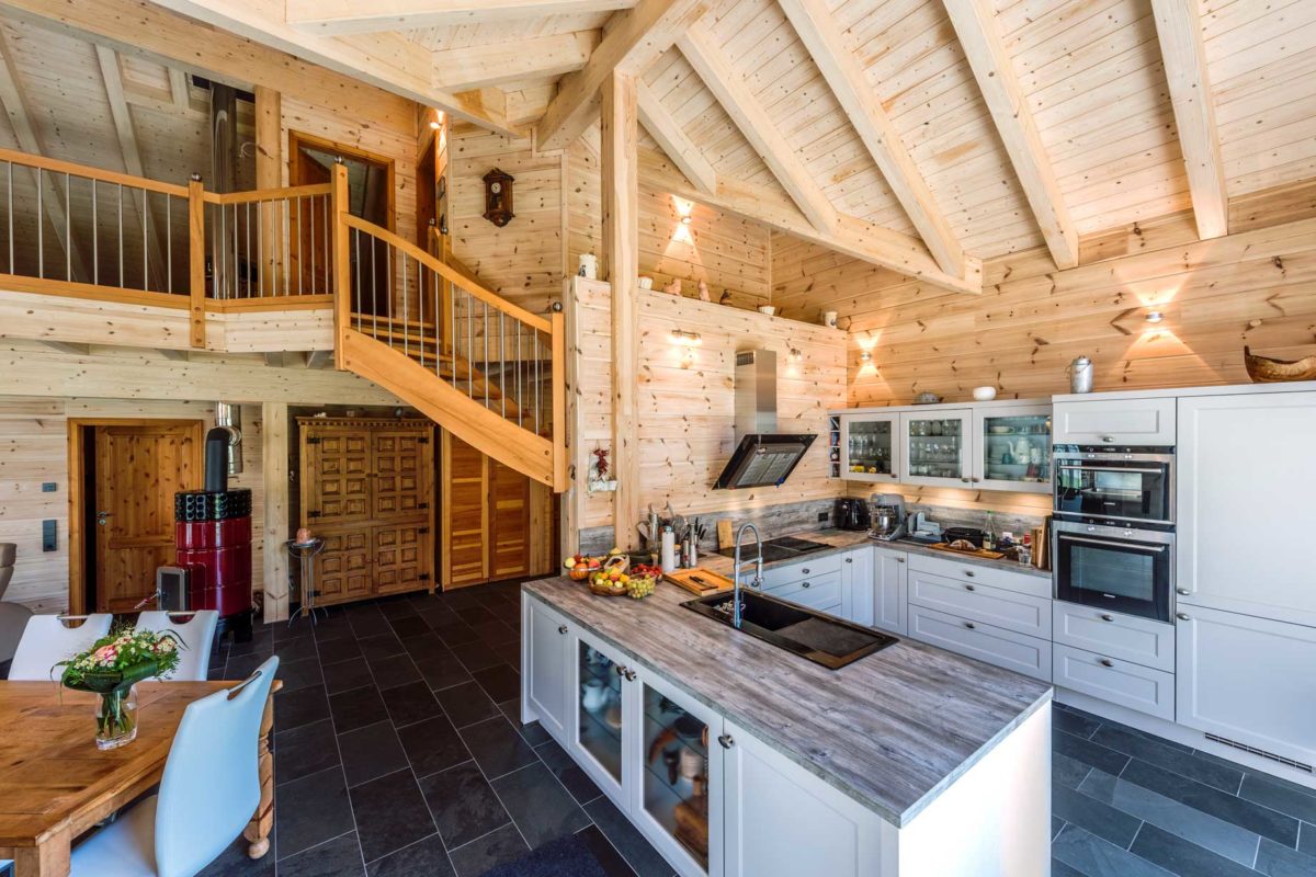 Haus Elzruhe - Eine Küche mit viel Ablagefläche - Holzhaus