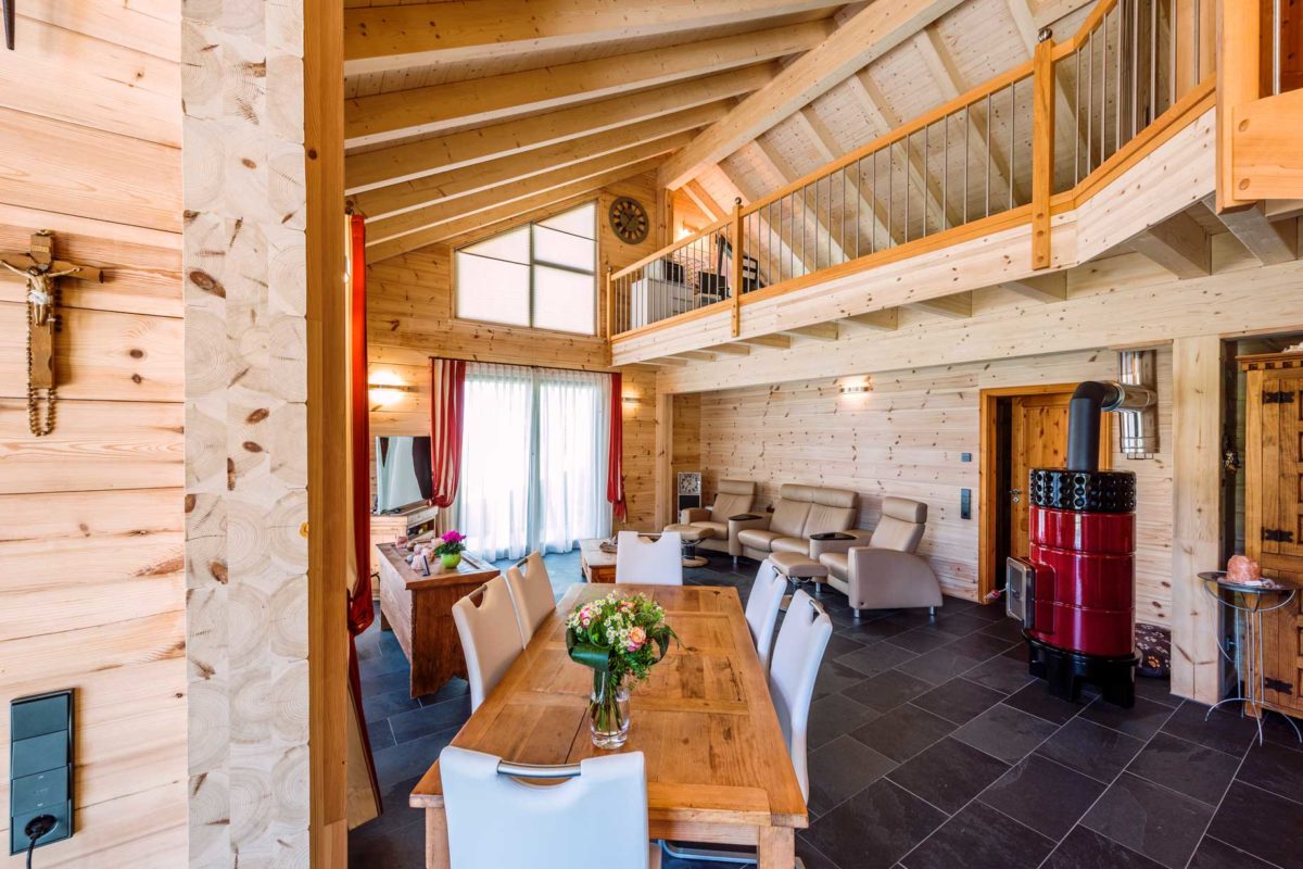 Haus Elzruhe - Ein Raum mit Möbeln und einem Kamin - Holzhaus