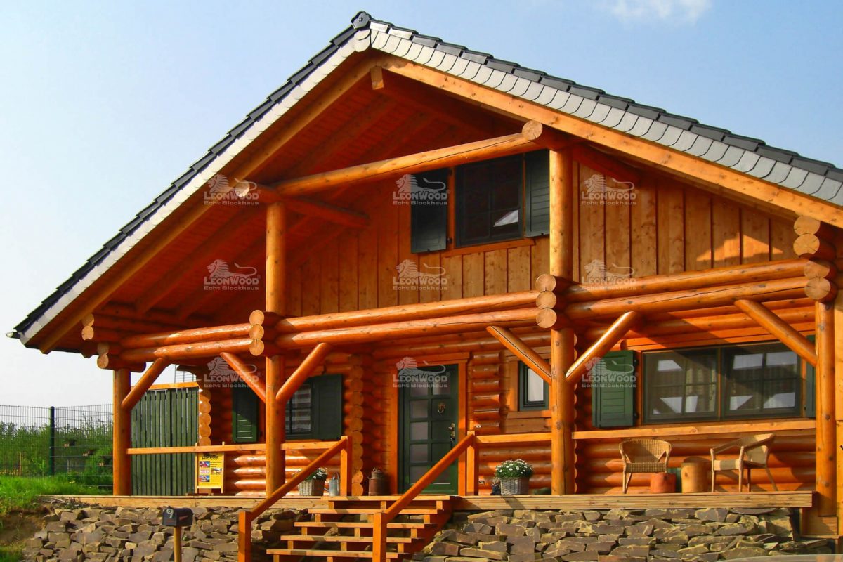 Haus Alaska - Eine Holzbank vor einem Gebäude - Holzhaus