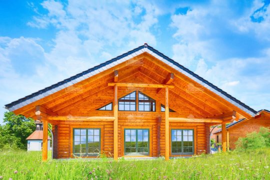 Haus Espoo deluxe - Ein großes Backsteingebäude mit Gras vor einem Haus - Holzhaus