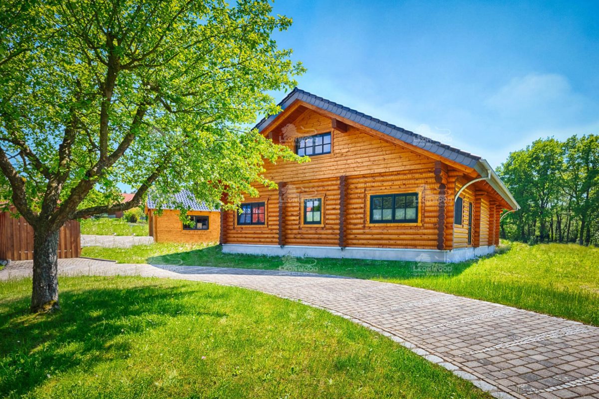 Haus Espoo deluxe - Ein großes Backsteingebäude mit Gras vor einem Haus - Haus