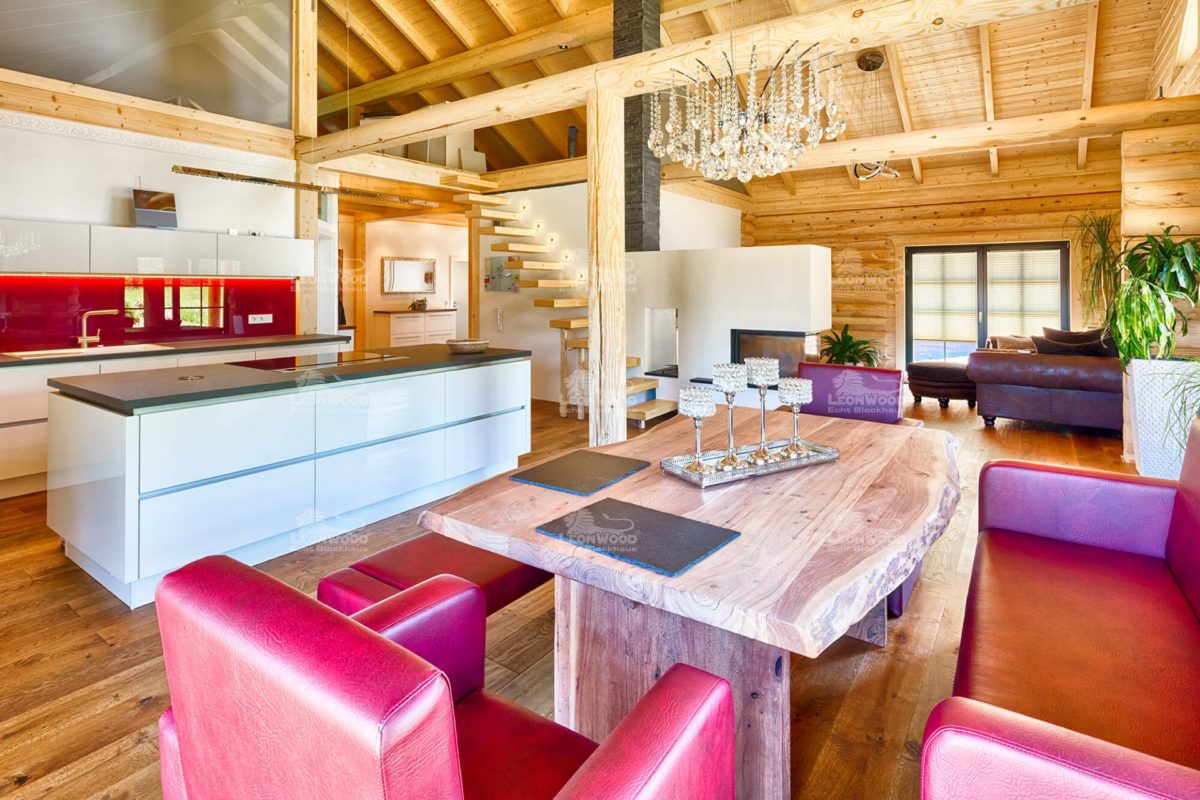 Haus Espoo deluxe - Ein großer roter Stuhl in einem Raum - Holzhaus