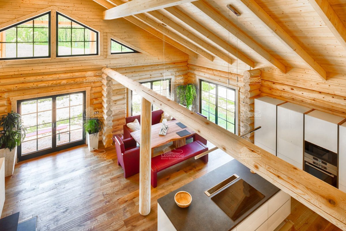 Haus Espoo deluxe - Eine Küche mit Holzschränken und einem Fenster - Blockhaus