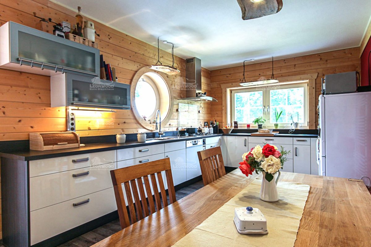 Haus Canada - Ein Wohnzimmer mit Möbeln und einem Kamin - Küche