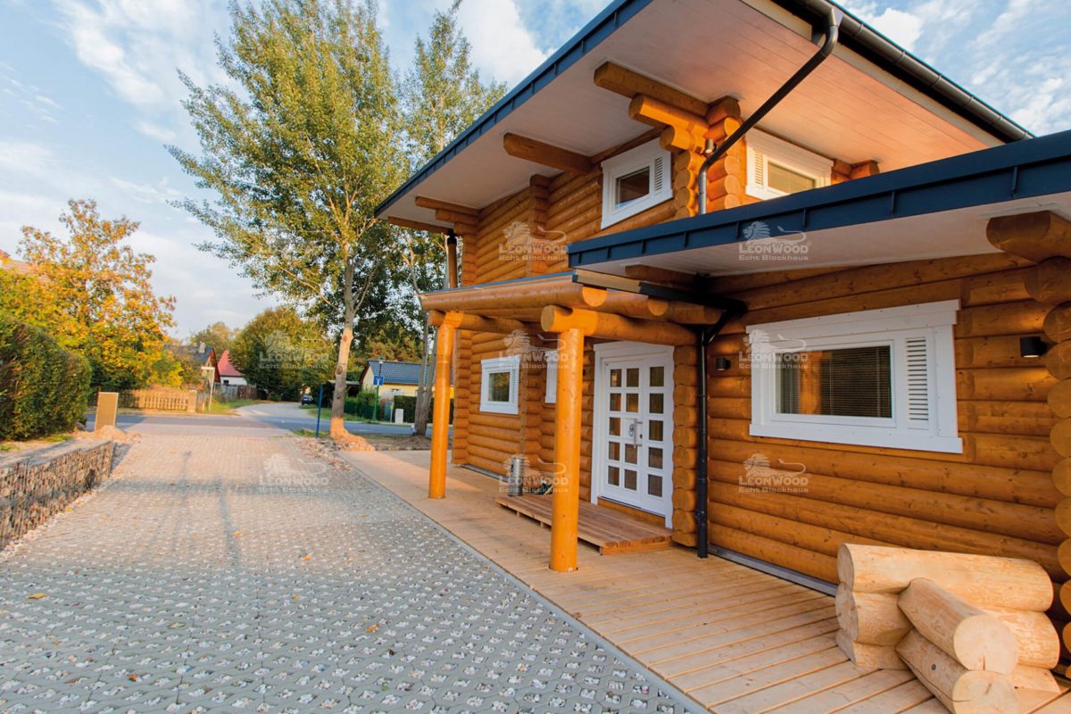 Musterhaus Mikado - Ein Haus, das ein Schild an der Seite eines Gebäudes hat - Blockhaus