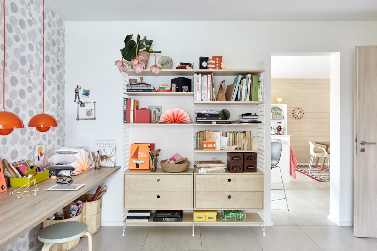 Musterhaus Mono - Ein weißer Kühlschrank mit Gefrierfach sitzt in einer Küche - Interior Design Services