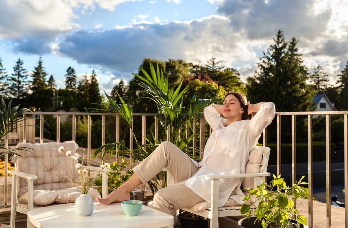 Ideen für die Balkongestaltung und die optimale Nutzung Hausbau Helden Langsames Leben, ruhige Atmosphäre, psychische Gesundheit und gesunder Lebensstil. Hinterhofterrasse oder Terrasse organisieren und dekorieren. Bleib zu Hause, Balkon, Sommerurlaub
